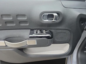 https://vehicle.imgix.net/4439023/4de1fbbb-f018-4232-9fa1-8d19257e5da4.jpg