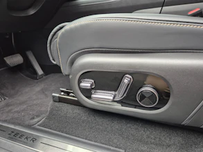 https://vehicle.imgix.net/4439106/f84c7569-e3e1-4d2c-98d8-1016d12e523e.jpg