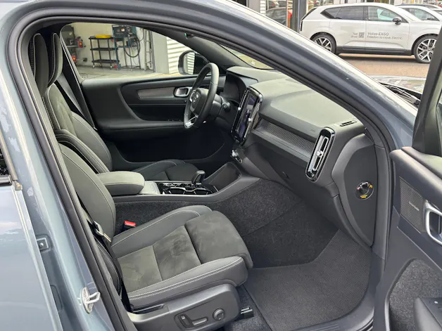 VOLVO XC40 2.0 B5 MH Ultimate Dark AWD