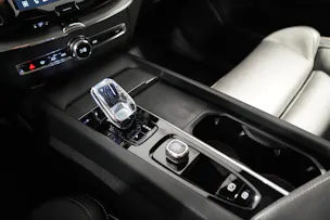 VOLVO XC60 2.0 B5 MH Ultimate Dark AWD