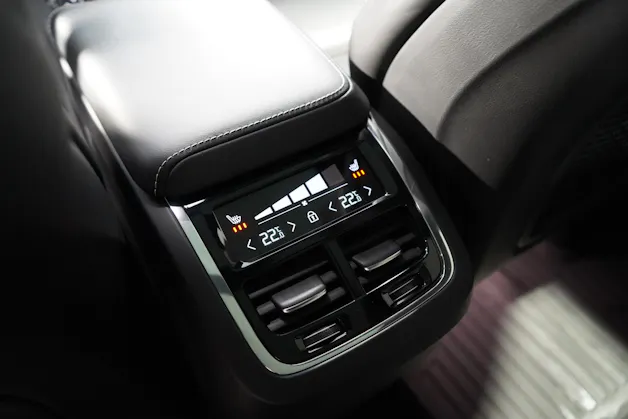 VOLVO XC60 2.0 B5 MH Ultimate Dark AWD