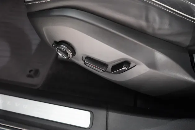 VOLVO XC60 2.0 B5 MH Ultimate Dark AWD