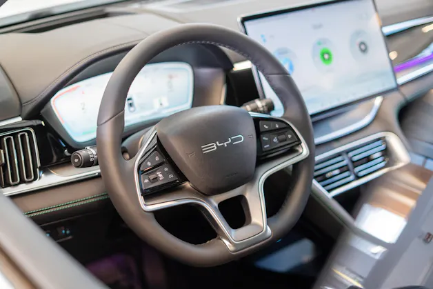 BYD Seal U DM-i Design AWD / Panorama / Head-Up Display / 360 Kamera