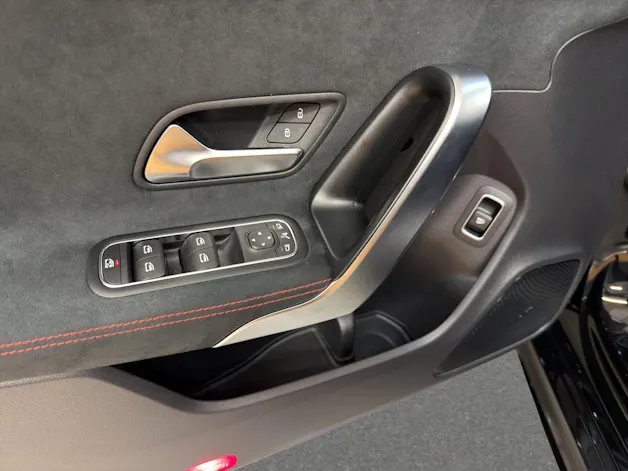 MERCEDES-BENZ CLA 200 - AMG / DISTRONIC / 360 Grad Kamera / Night-Paket