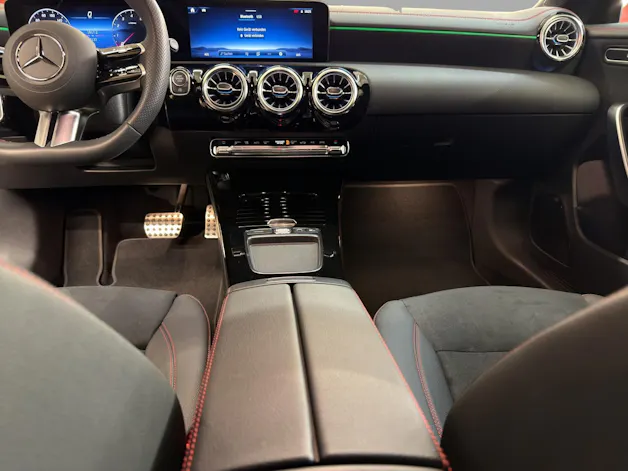 MERCEDES-BENZ CLA 200 - AMG / DISTRONIC / 360 Grad Kamera / Night-Paket