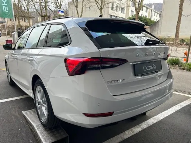 SKODA Octavia Combi 2.0 TDI DSG Selection