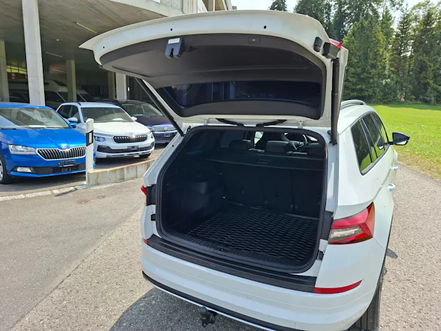 SKODA Kodiaq 2.0 TSI 4x4 Sport Line *8-fach bereift+AHK+Panodach*