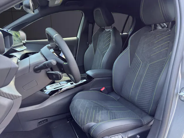 PEUGEOT 208 1.2 MHEV GT Exclusive