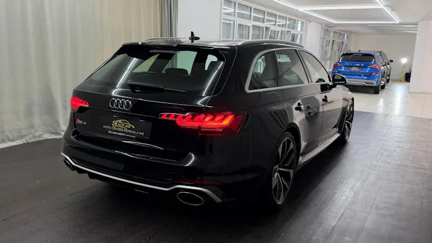 AUDI RS4 Avant quattro tiptronic