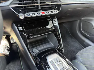 PEUGEOT 208 1.2 MHEV GT Exclusive