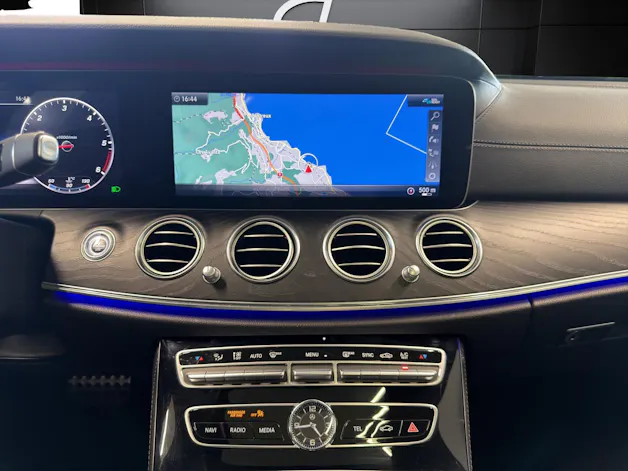 MERCEDES-BENZ E 220 d Swiss Star AMG 4M