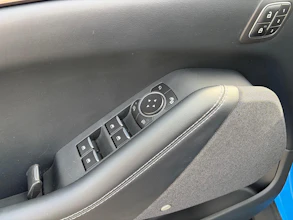 https://vehicle.imgix.net/4440238/eb667998-5851-4d4b-a8c9-48e15a63c897.jpg