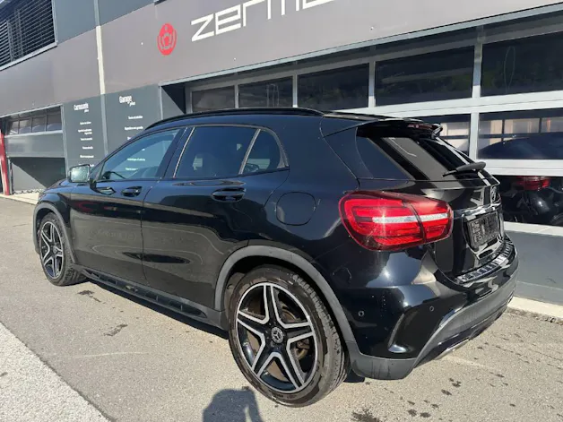 MERCEDES-BENZ GLA 220 AMG Line 4m