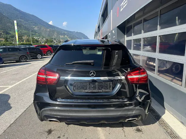 MERCEDES-BENZ GLA 220 AMG Line 4m