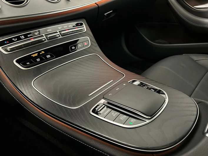 image du véhicule MERCEDES-BENZ E 220