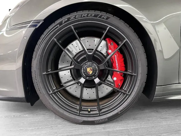 PORSCHE 911 Carrera 4 GTS