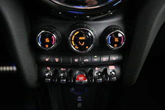 https://vehicle.imgix.net/4440927/2b39d3bf-efb5-4e45-8b31-3bf1849f08c6.jpg