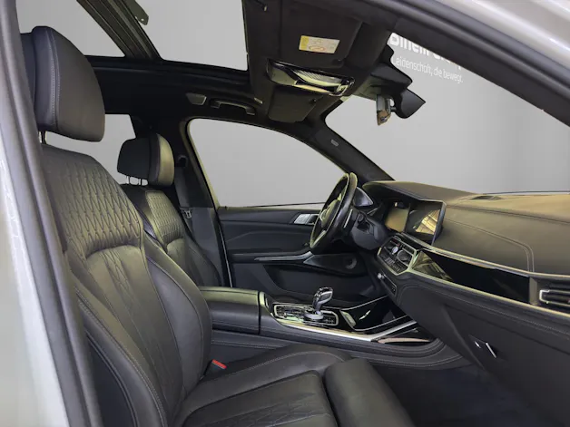BMW X7 M50i