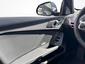 https://vehicle.imgix.net/4441203/e9ec1aab-db40-4a08-a0a3-e6f51e3f41a1.jpg