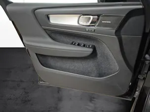VOLVO XC40 2.0 B3 MH Plus Dark