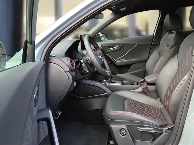 AUDI SQ2 TFSI quattro S-tronic Pfeilgrau Perleffekt