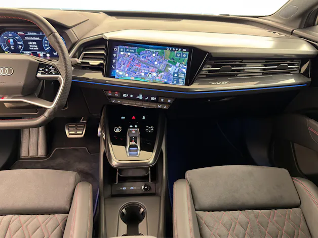 AUDI Q4 e-tron 45 Swiss Ski quattro