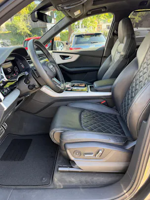 AUDI SQ7 TFSI quattro | CH | Audi Garantie 2027 | NP: 170K | 22" | Black Optik | Massage | Pano | 7Sitz |