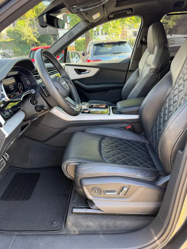 AUDI SQ7 TFSI quattro | CH | Audi Garantie 2027 | NP: 170K | 22" | Black Optik | Massage | Pano | 7Sitz |