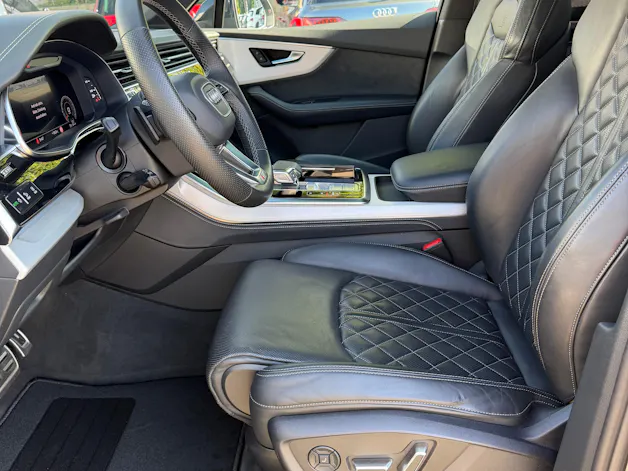 AUDI SQ7 TFSI quattro | CH | Audi Garantie 2027 | NP: 170K | 22" | Black Optik | Massage | Pano | 7Sitz |
