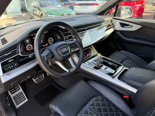 AUDI SQ7 TFSI quattro | CH | Audi Garantie 2027 | NP: 170K | 22" | Black Optik | Massage | Pano | 7Sitz |