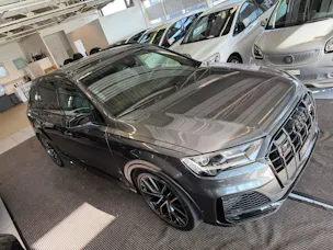 AUDI SQ7 TFSI quattro | CH | Audi Garantie 2027 | NP: 170K | 22" | Black Optik | Massage | Pano | 7Sitz |