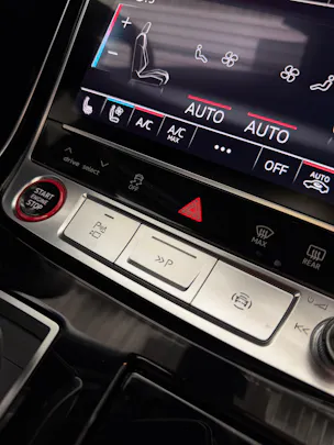AUDI SQ7 TFSI quattro | CH | Audi Garantie 2027 | NP: 170K | 22" | Black Optik | Massage | Pano | 7Sitz |