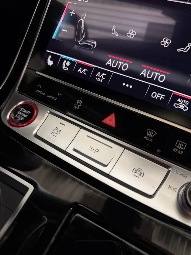 AUDI SQ7 TFSI quattro | CH | Audi Garantie 2027 | NP: 170K | 22" | Black Optik | Massage | Pano | 7Sitz |