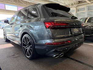 AUDI SQ7 TFSI quattro | CH | Audi Garantie 2027 | NP: 170K | 22" | Black Optik | Massage | Pano | 7Sitz |