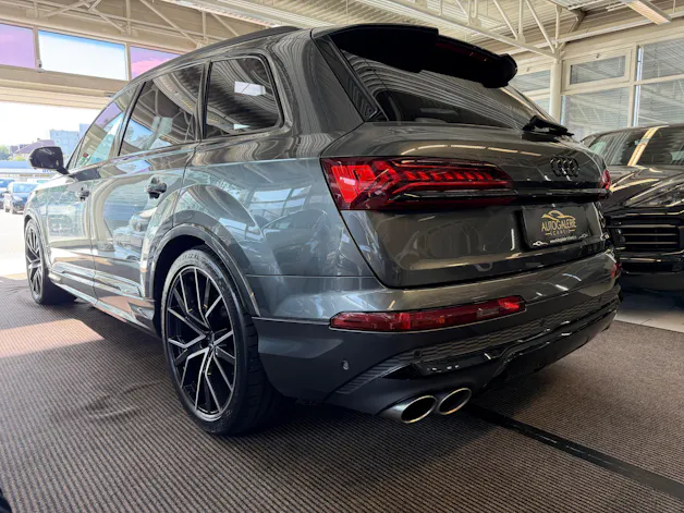 AUDI SQ7 TFSI quattro | CH | Audi Garantie 2027 | NP: 170K | 22" | Black Optik | Massage | Pano | 7Sitz |