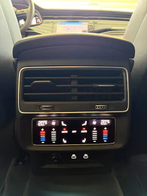 AUDI SQ7 TFSI quattro | CH | Audi Garantie 2027 | NP: 170K | 22" | Black Optik | Massage | Pano | 7Sitz |