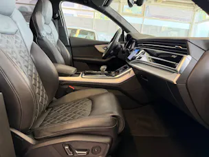 AUDI SQ7 TFSI quattro | CH | Audi Garantie 2027 | NP: 170K | 22" | Black Optik | Massage | Pano | 7Sitz |