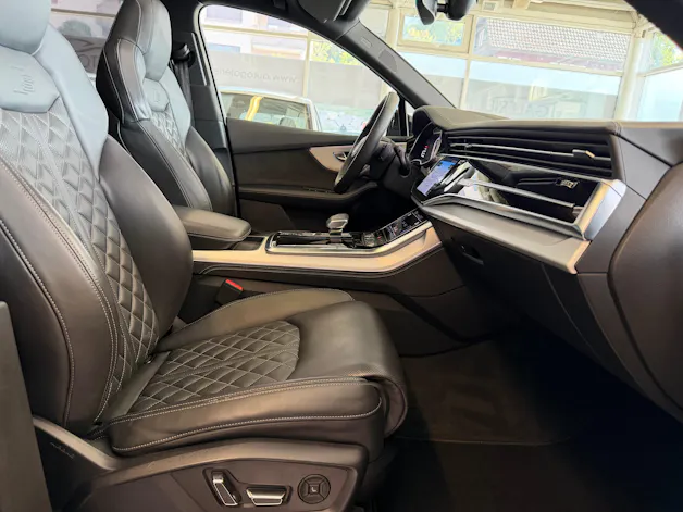 AUDI SQ7 TFSI quattro | CH | Audi Garantie 2027 | NP: 170K | 22" | Black Optik | Massage | Pano | 7Sitz |