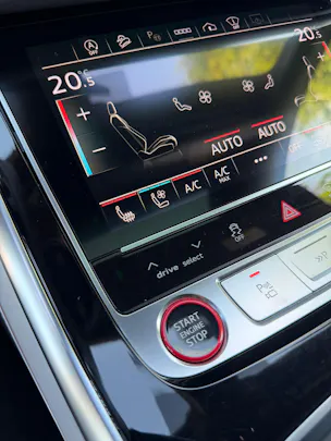 AUDI SQ7 TFSI quattro | CH | Audi Garantie 2027 | NP: 170K | 22" | Black Optik | Massage | Pano | 7Sitz |
