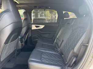 AUDI SQ7 TFSI quattro | CH | Audi Garantie 2027 | NP: 170K | 22" | Black Optik | Massage | Pano | 7Sitz |