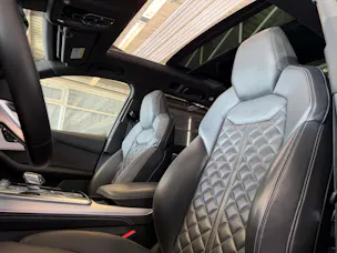 AUDI SQ7 TFSI quattro | CH | Audi Garantie 2027 | NP: 170K | 22" | Black Optik | Massage | Pano | 7Sitz |