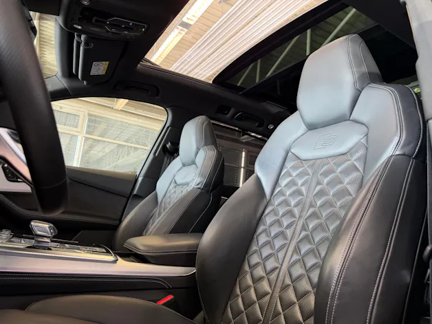 AUDI SQ7 TFSI quattro | CH | Audi Garantie 2027 | NP: 170K | 22" | Black Optik | Massage | Pano | 7Sitz |