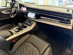 AUDI SQ7 TFSI quattro | CH | Audi Garantie 2027 | NP: 170K | 22" | Black Optik | Massage | Pano | 7Sitz |