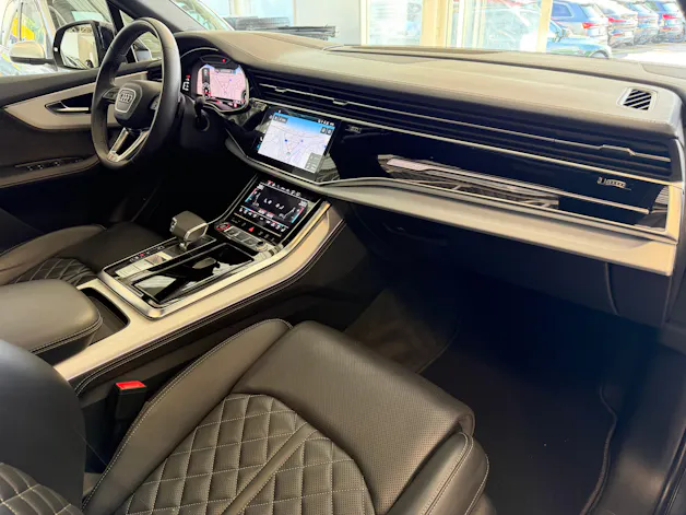 AUDI SQ7 TFSI quattro | CH | Audi Garantie 2027 | NP: 170K | 22" | Black Optik | Massage | Pano | 7Sitz |