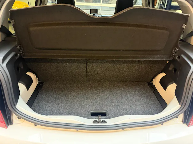 VW Up 1.0 MPI 75 Black / White ASG