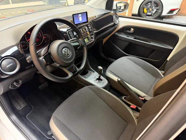 VW Up 1.0 MPI 75 Black / White ASG