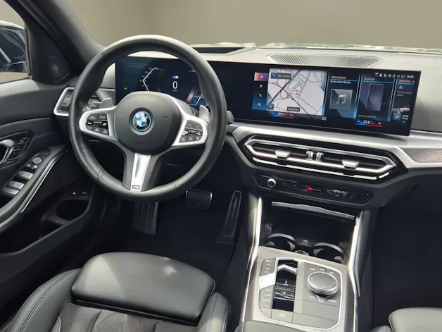 BMW 330e x DriveTouring Steptronic M Sport Pro
