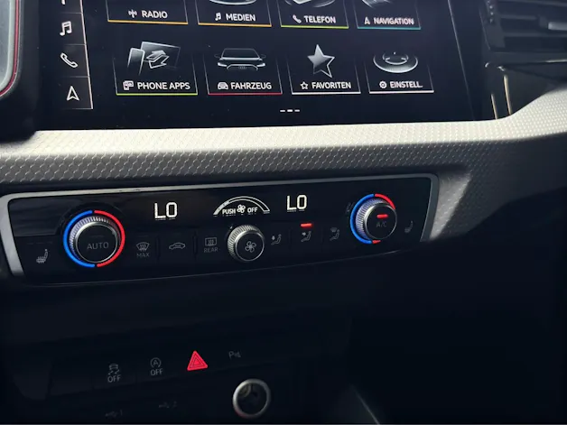 AUDI A1 Sportback 30 TFSI Attraction S-tronic *Rückfahrkamera*Sitzheizung*S-Line Paket uvm*