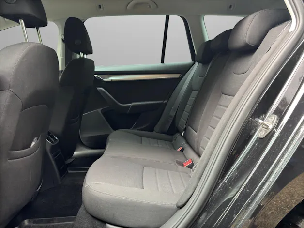 SKODA Octavia Combi 2.0 TDI Elegance DSG