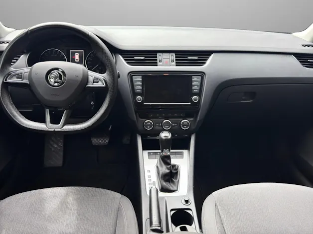 SKODA Octavia Combi 2.0 TDI Elegance DSG